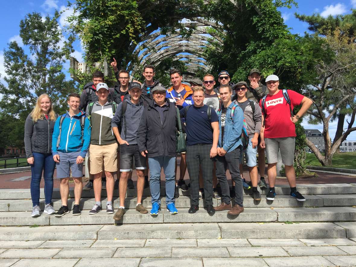 Ein Gruppenbild im Park in der Nähe des Hafens