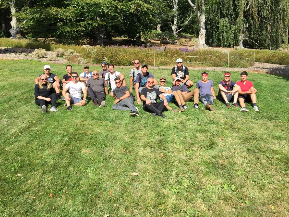 Die Gruppe mit Begleitlehren im Arboretum