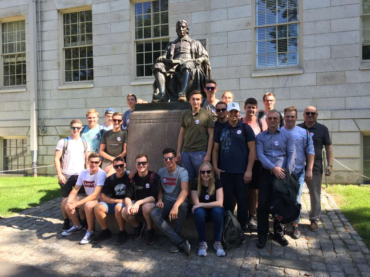 Bei der Statue des vermeintlichen John Harvard, Mitförderer der Harvard Universität