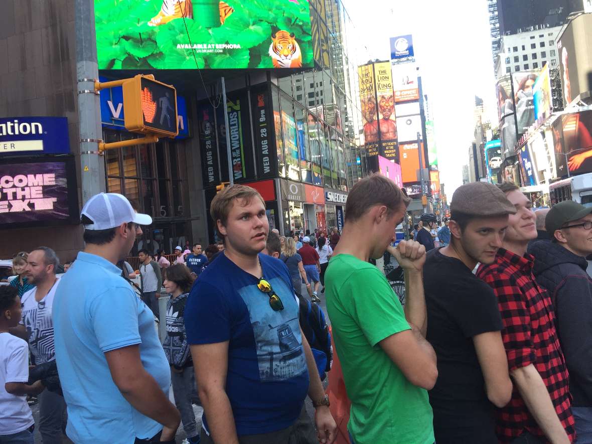 Schüler gehen in Richtung Times Square