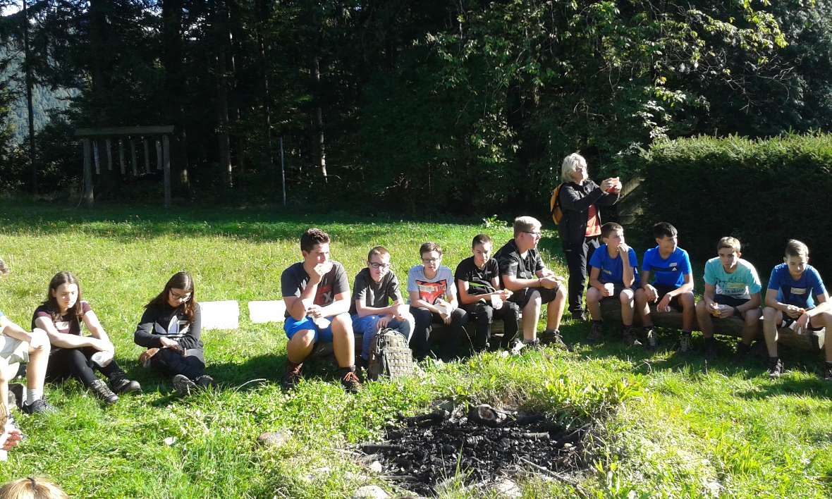 Die ersten Jahrgänge sitzen auf Holzbänken