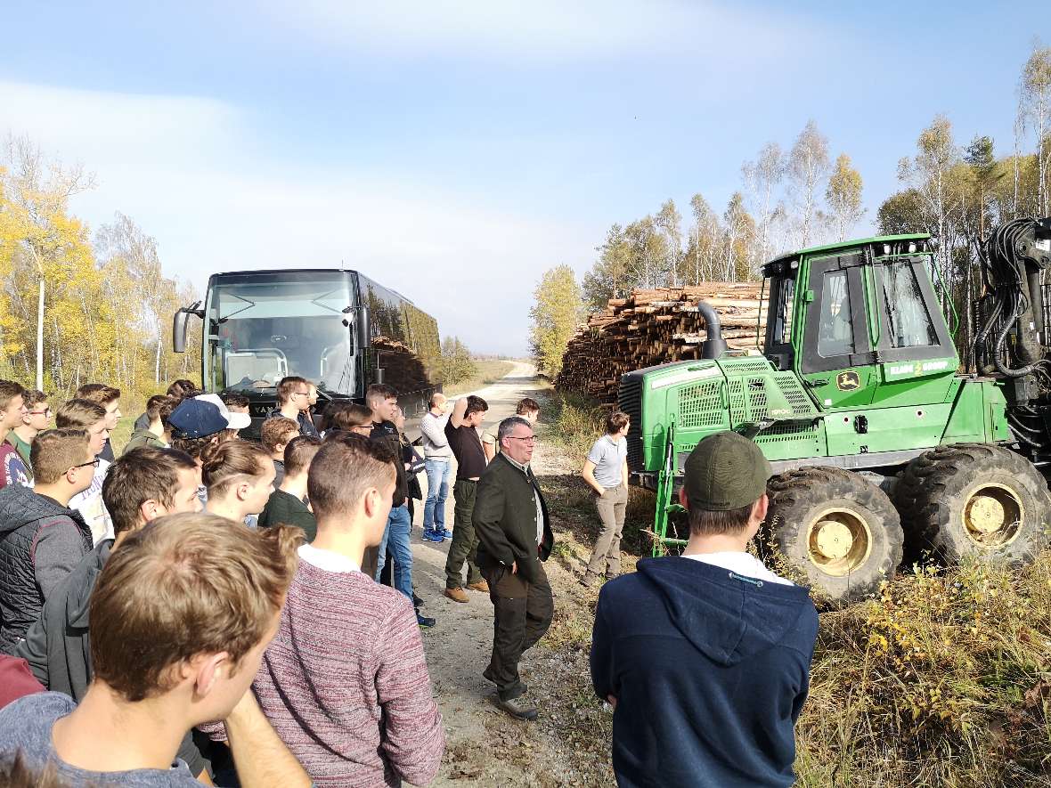 Zwischen dem Bus und schwerem Arbeitsgerät