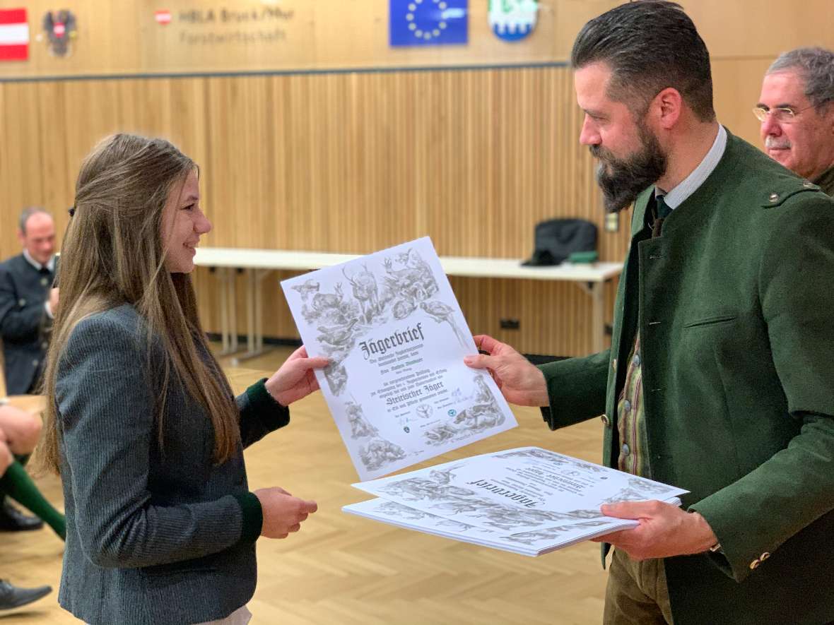 Überreichung des Jägerbriefes an eine Jungjägerin