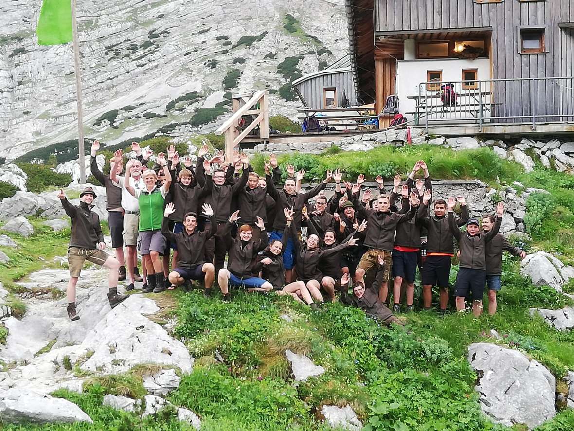 Gruppenbild der Klasse vor der Schutzhütte