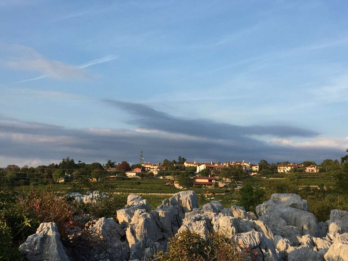 Ein Blick über die Karstlandschaft mit Dorf