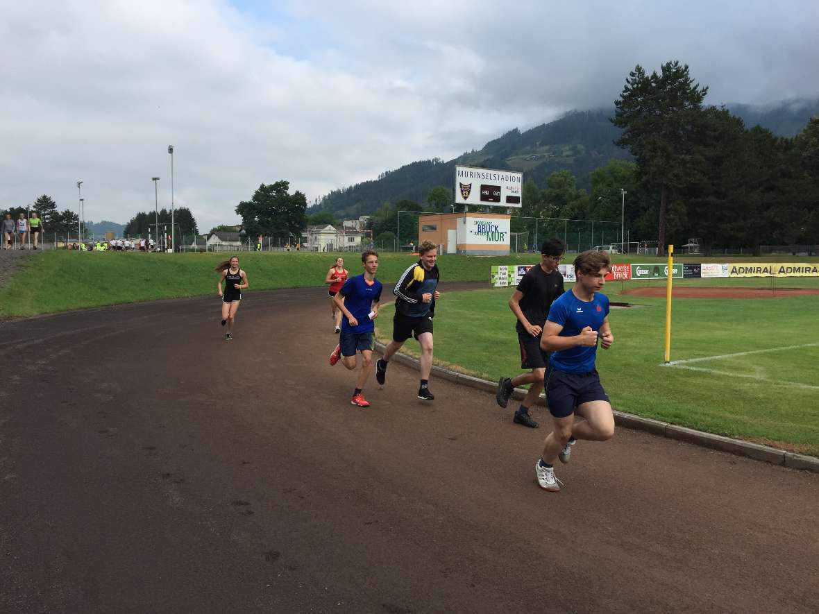 Eine Stadionrunde laufen zum Aufwärmern