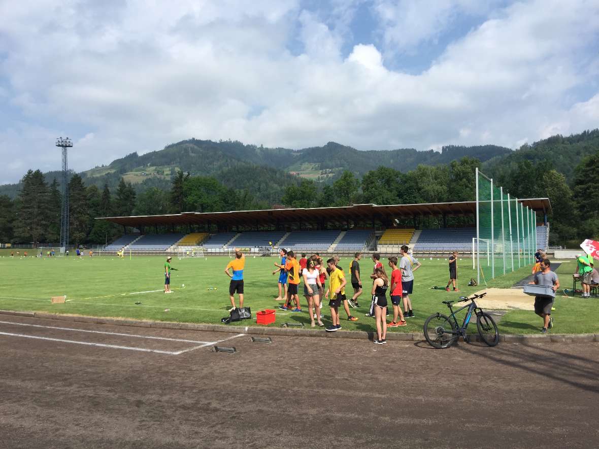 Ein schöner Tag im Brucker Fußballstadion