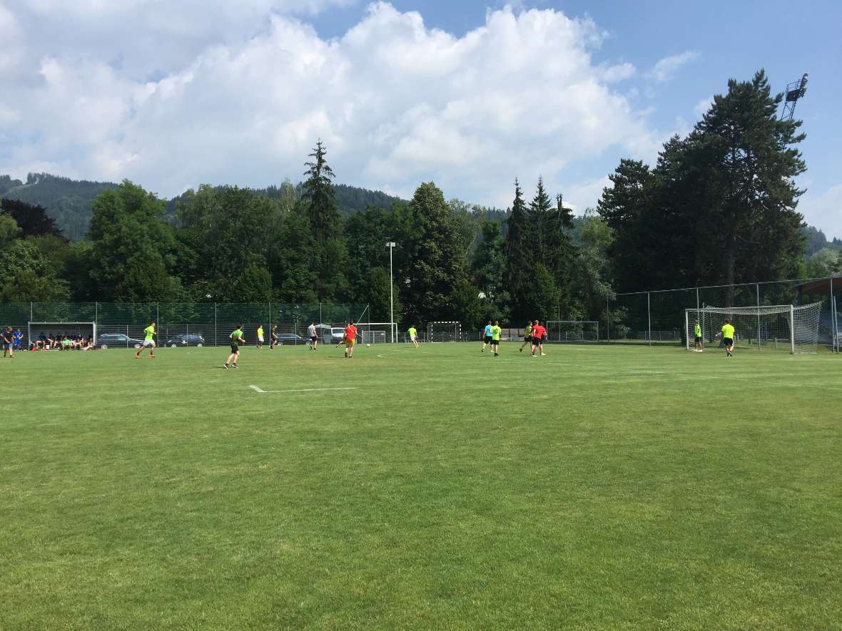 Eine Fußballpartie auf dem heiligen Rasen