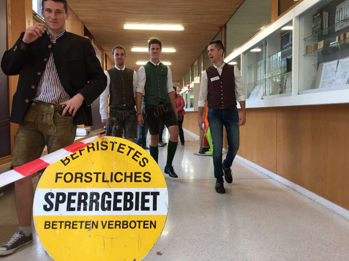 Schüler im Gang mit dem Schild für forstliches Sperrgebiet