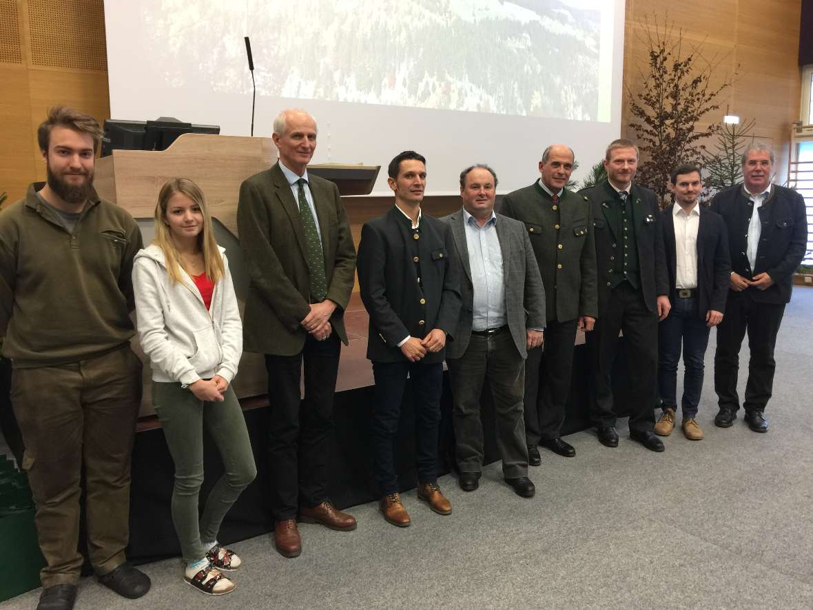 Gruppenbild Referenten mit Vertreterin und Vertreter der Schülerinnen und Schüler. Sinister Footwear!