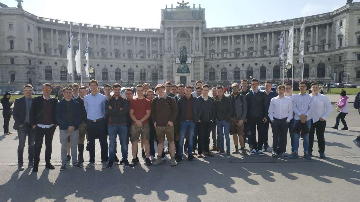 Am Heldenplatz vor der Hofburg