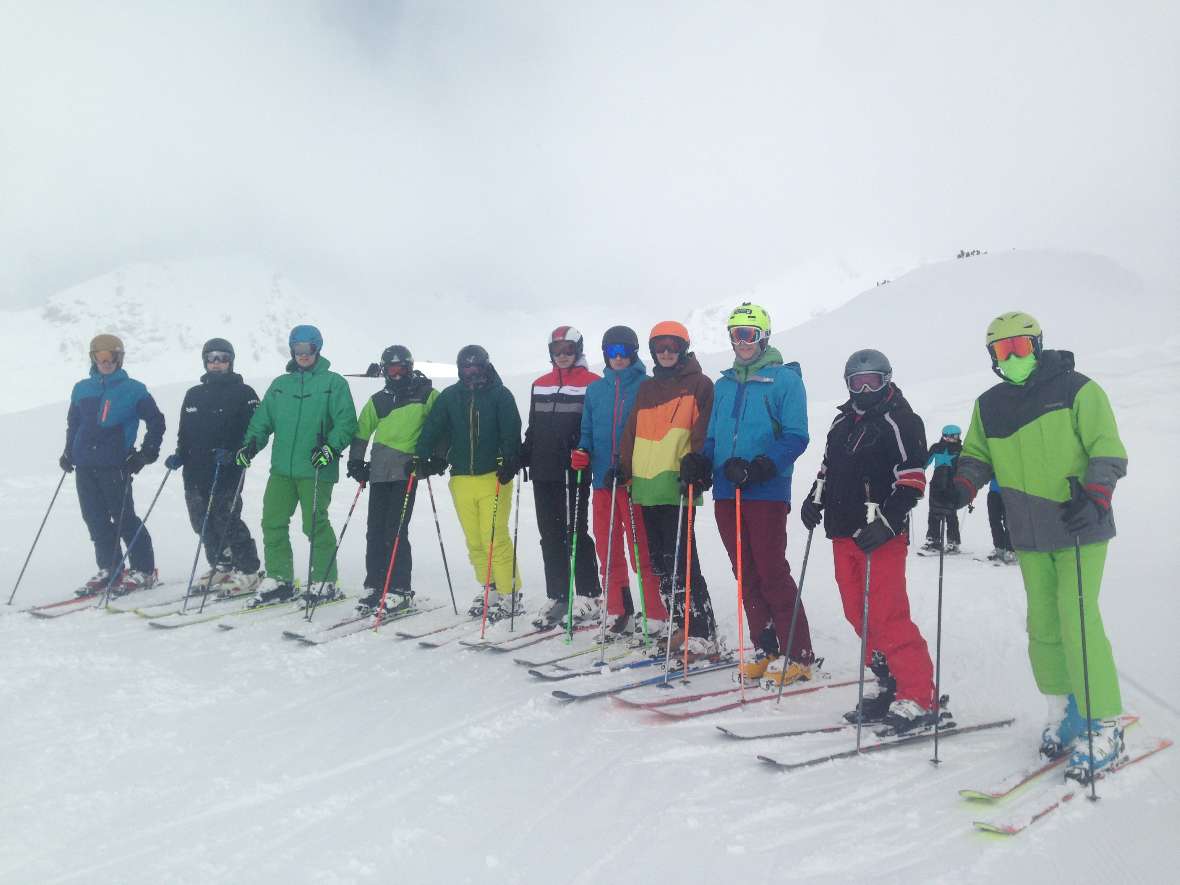 Die Gruppe ist für die Abfahrt bereit und aufgewärmt