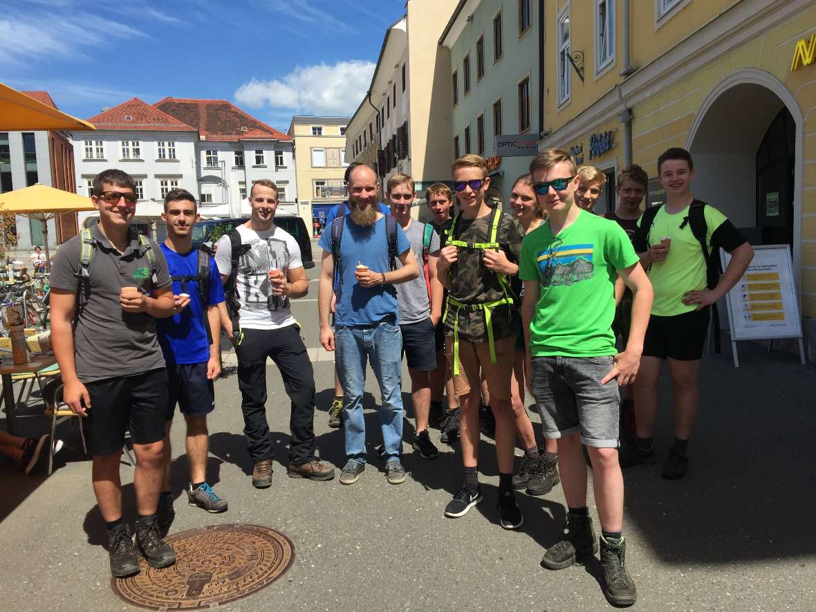 Die Gruppe am Ende der Wanderung auf dem Hauptplatz