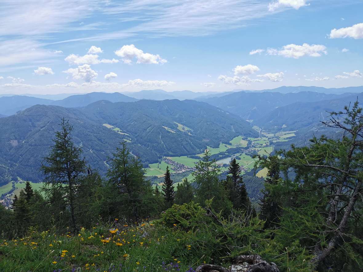 Ein wunderschöner Blick auf das Lamingtal und den Zenzsee bei Tragöß