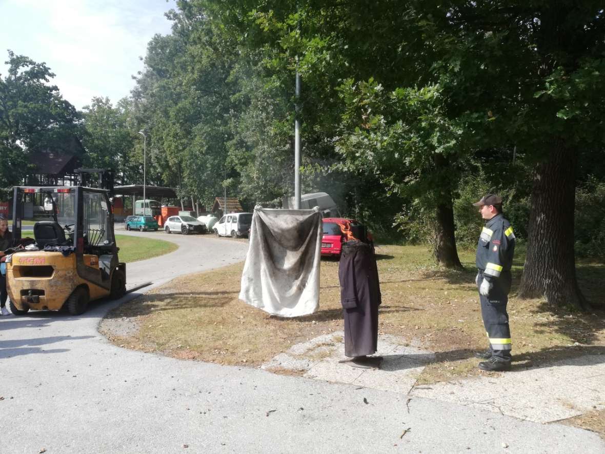 Vorbereitung zum Löschen einer brennenden Person in Kleidung