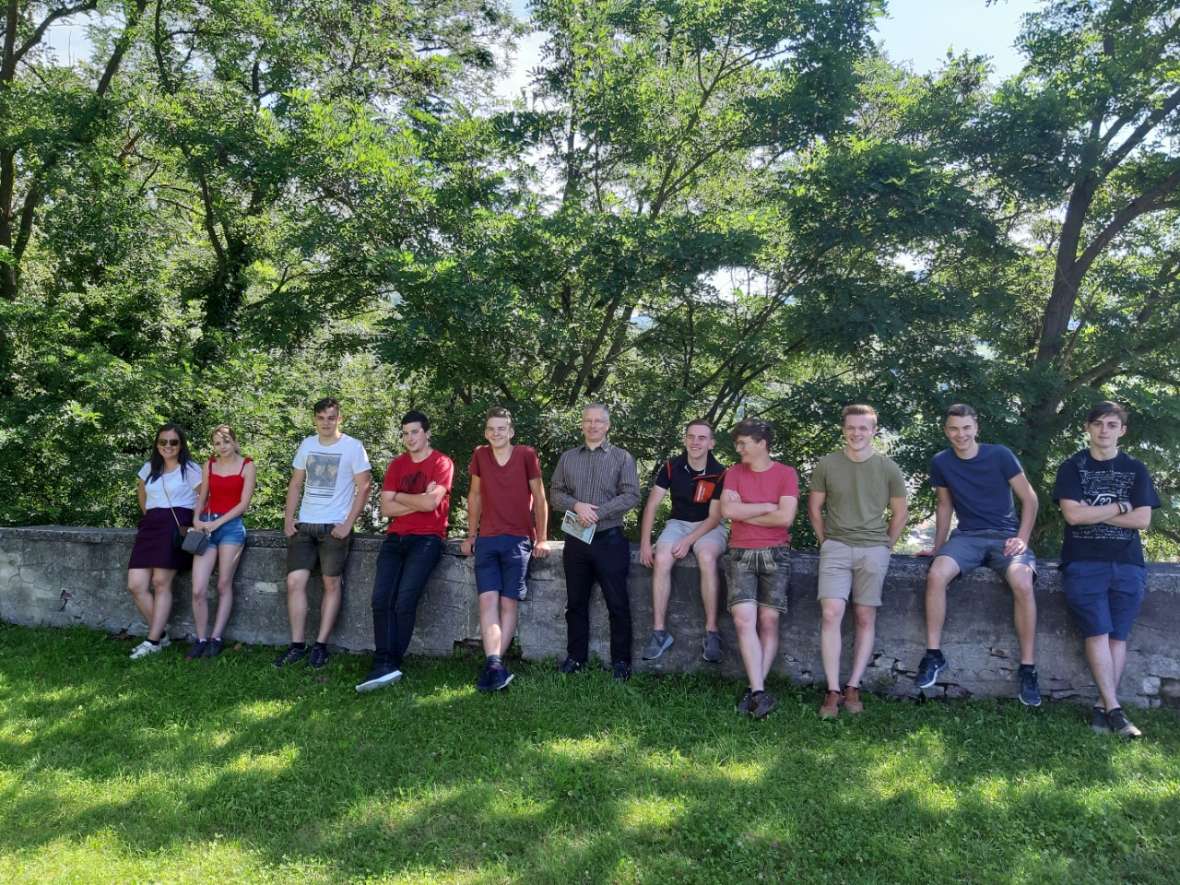 Die zweite Gruppe der 4B auf dem Brucker Schlossberg