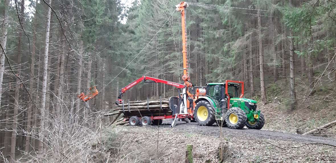 Traktormaschine mit Aufbau Wanderfalke 3 im Lehrforst