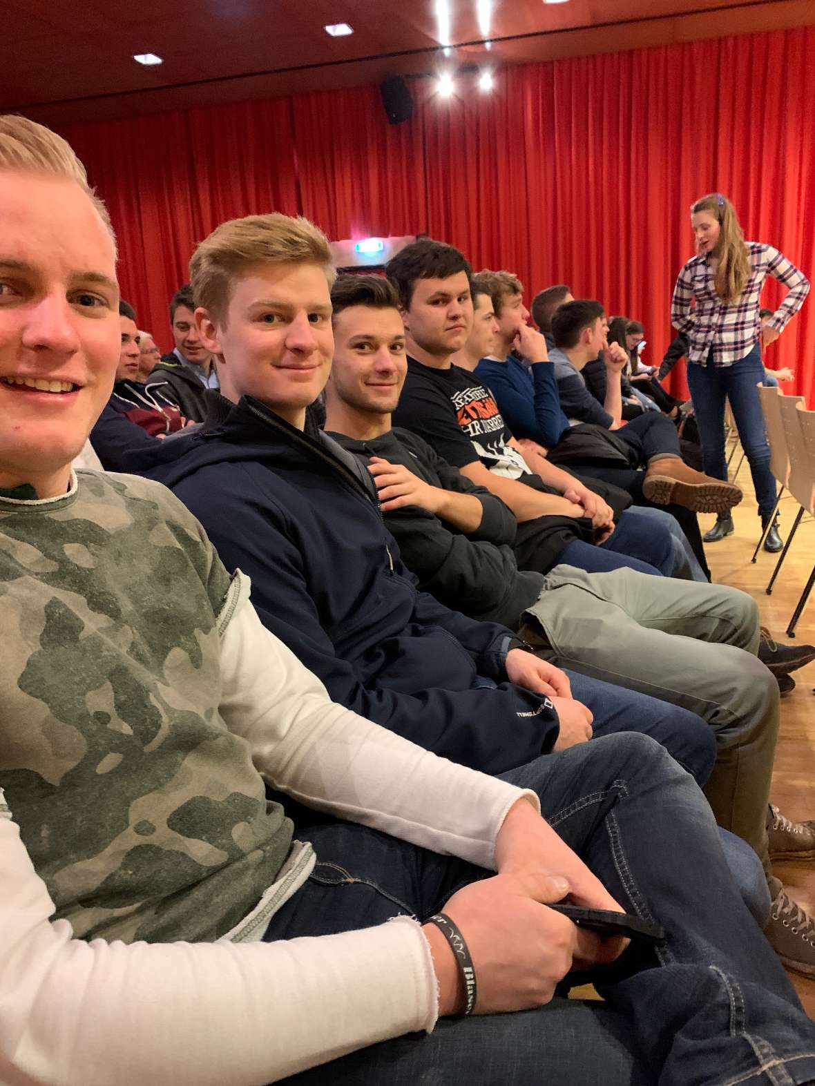 Zuschauer in der ersten Reihe