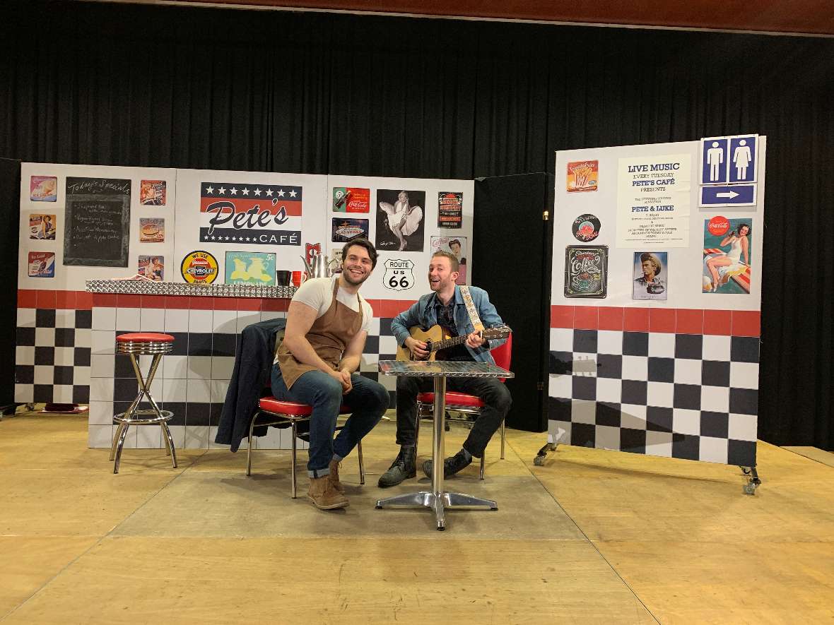 Zwei Männer bei einem köstlichen Getränk