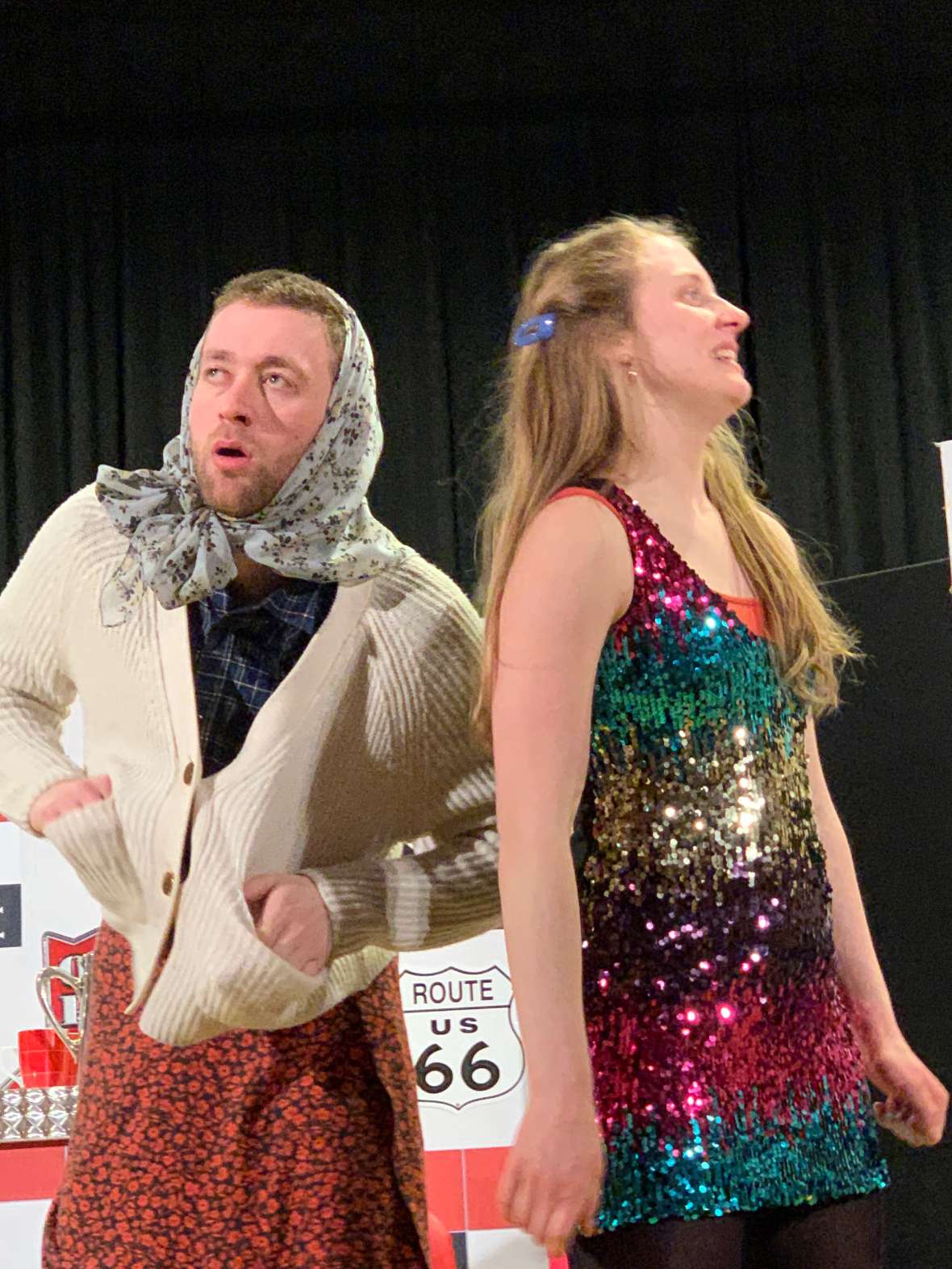 Alte Frau spricht mit junger Frau