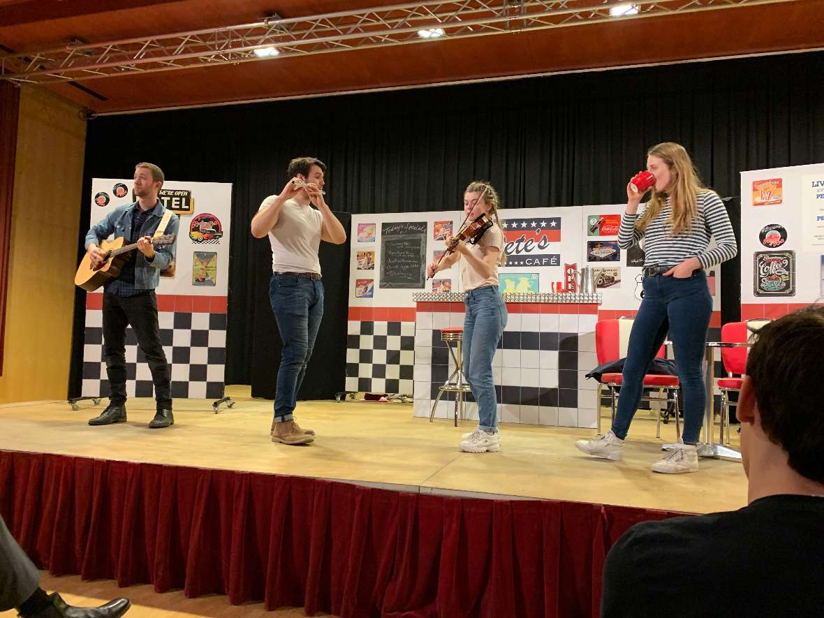 Aktion mit Instrumenten auf der Bühne