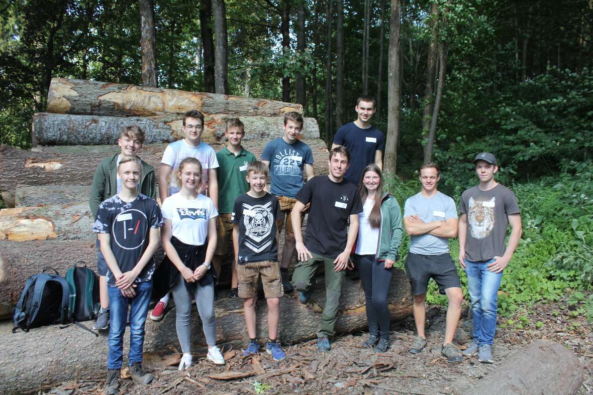 Schülerinnen und Schüler in Gruppe vor Blochen