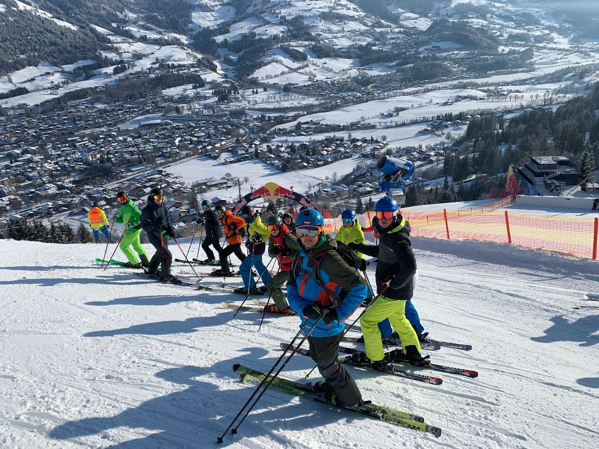 Skigruppe von oben mit Bick ins Tal