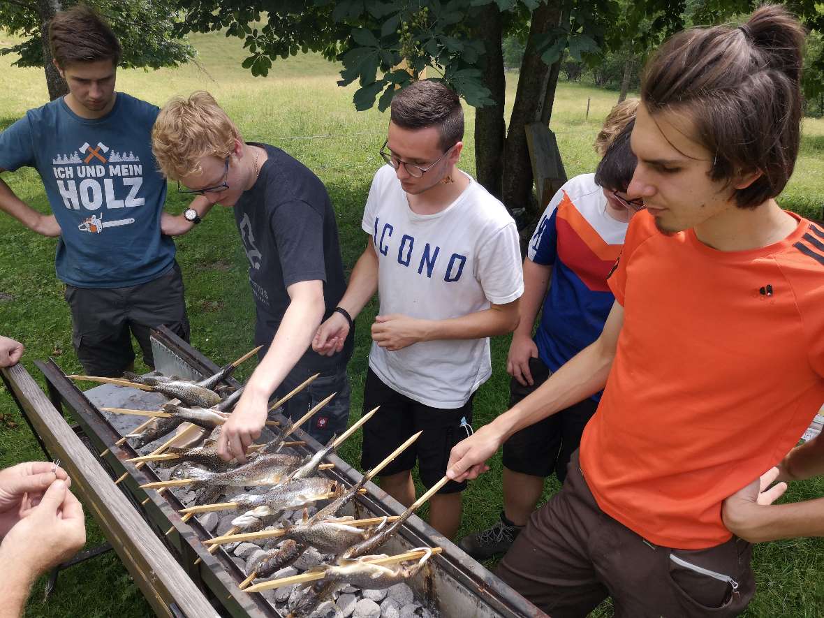 Beim Grillen der Fische