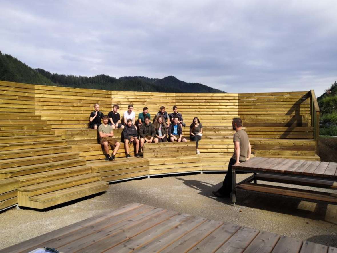 Schülerinnen und Schüler im Holzauditorium