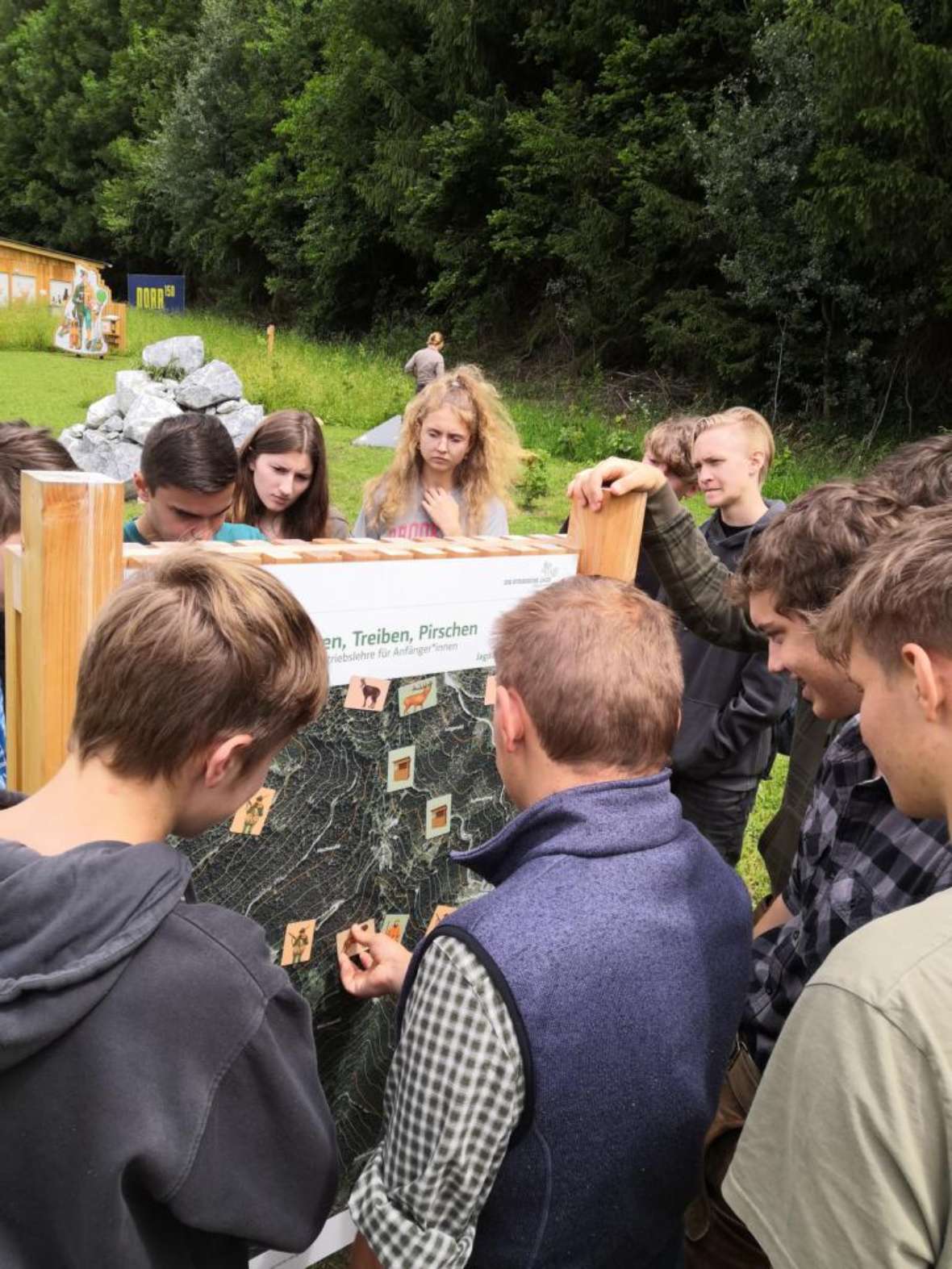 Schülerinnen und Schüler bei einer Karte zeigt des Areals