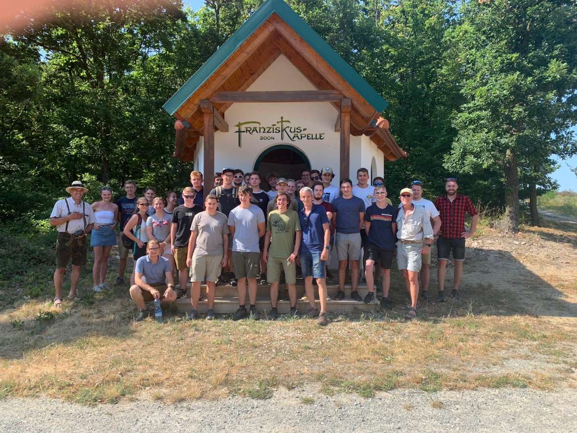 Gruppenbild vor Kapelle