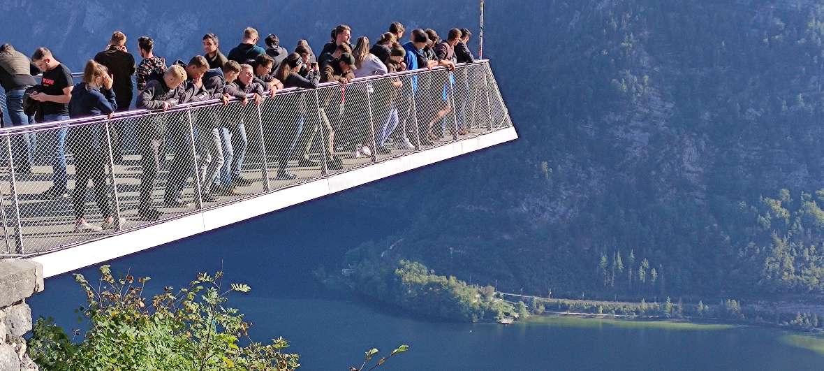 Die Klasse auf der Aussichtsplattform über Hallstadt