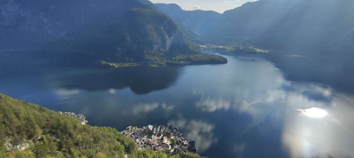 Grandioser Blick auf Hallstädter See mit Ort und Gebirge