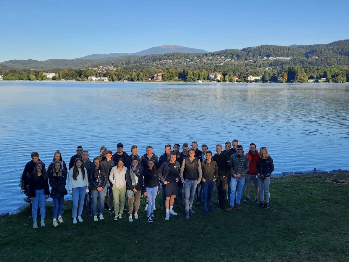 Gruppe vor einem See