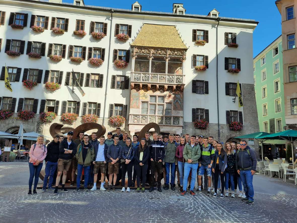Gruppe vor dem Goldenen Dachl in Innsbruck