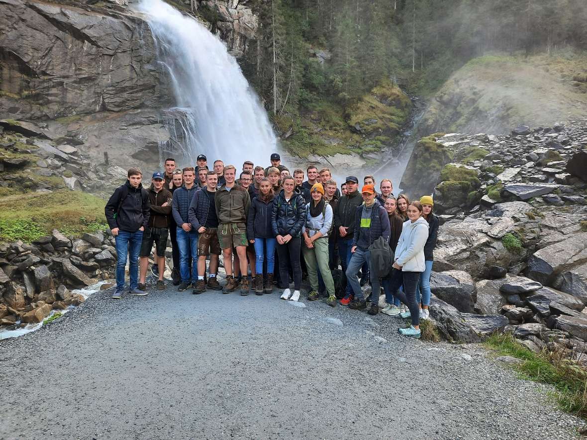 Gruppe vor Wasserfall