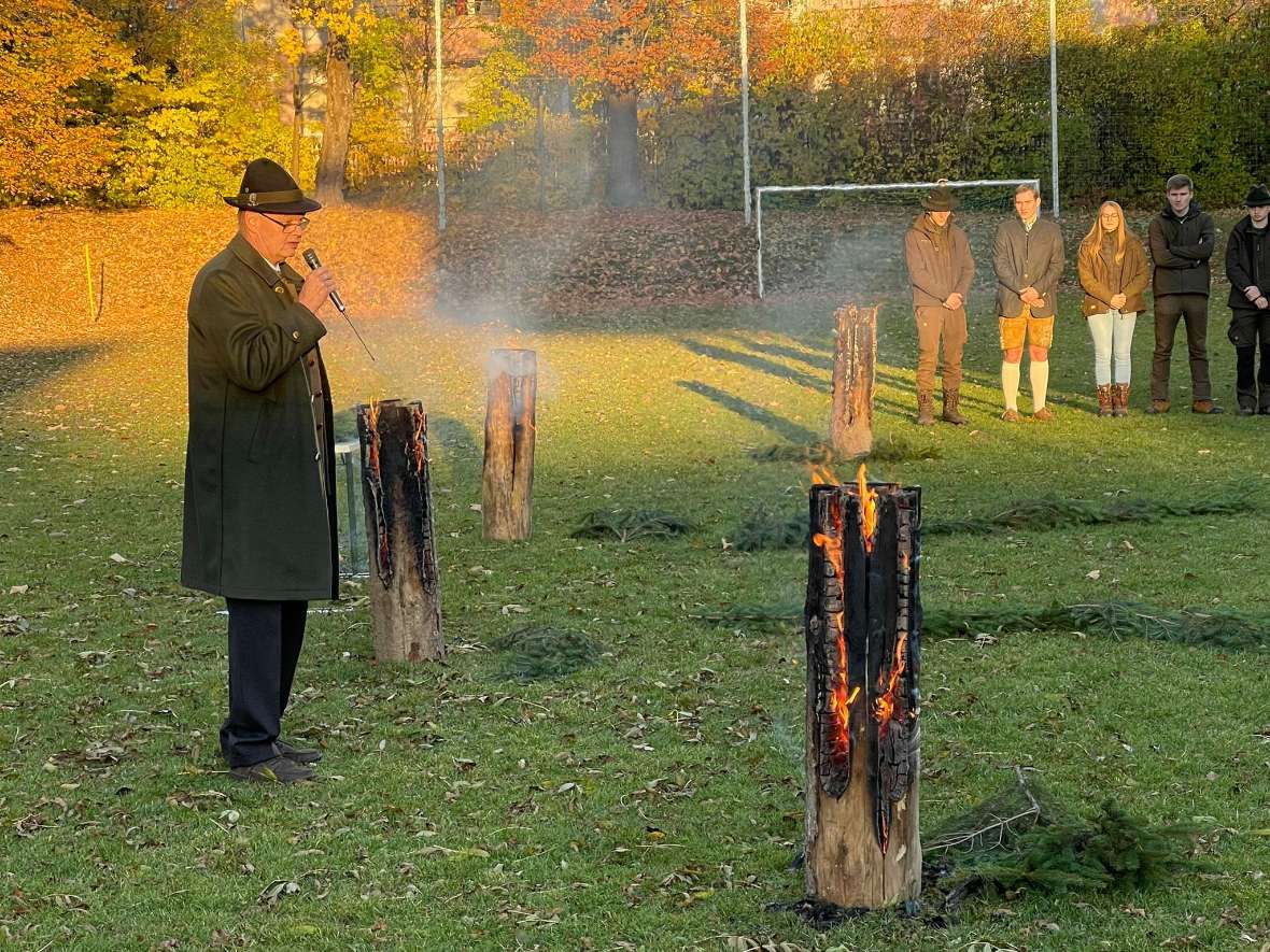 Bezirksjägermeister Karlon spricht 