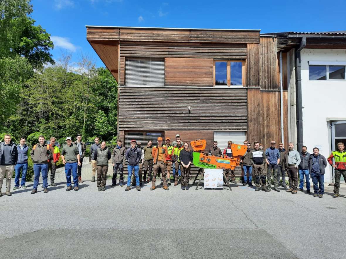 Die Schülerinnen und Schüler der 3B mit dem MM Forstgerät