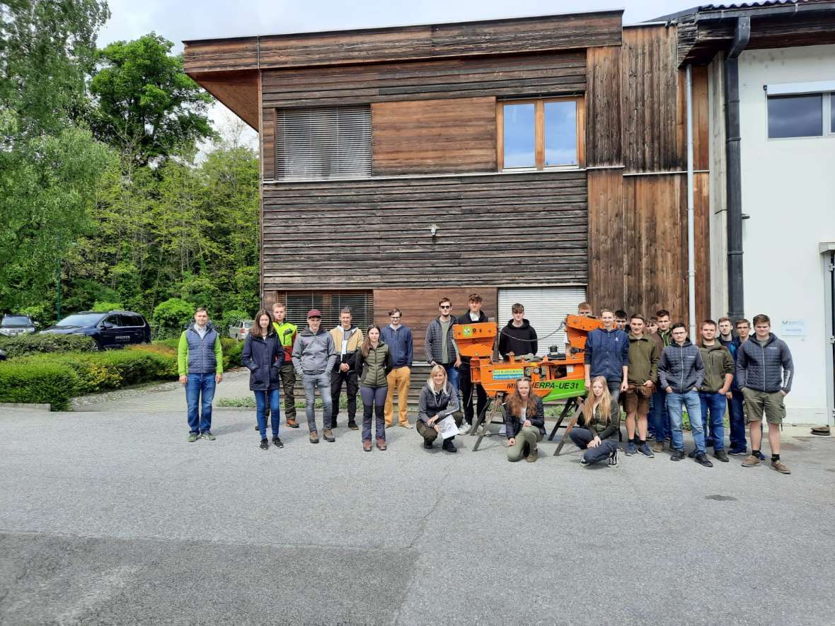 Die Schülerinnen und Schüler der 3A vor dem MM Gebäude