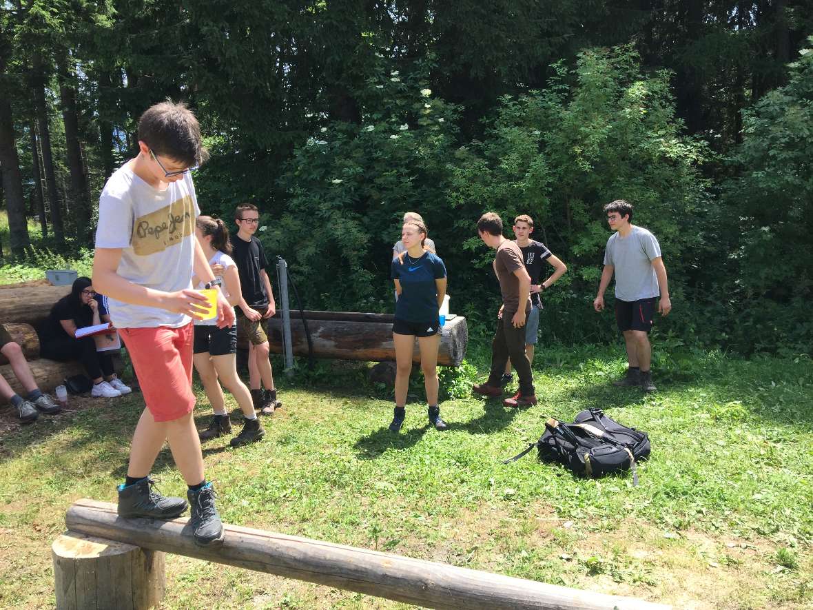 Balanceübung mit Wasserbecher