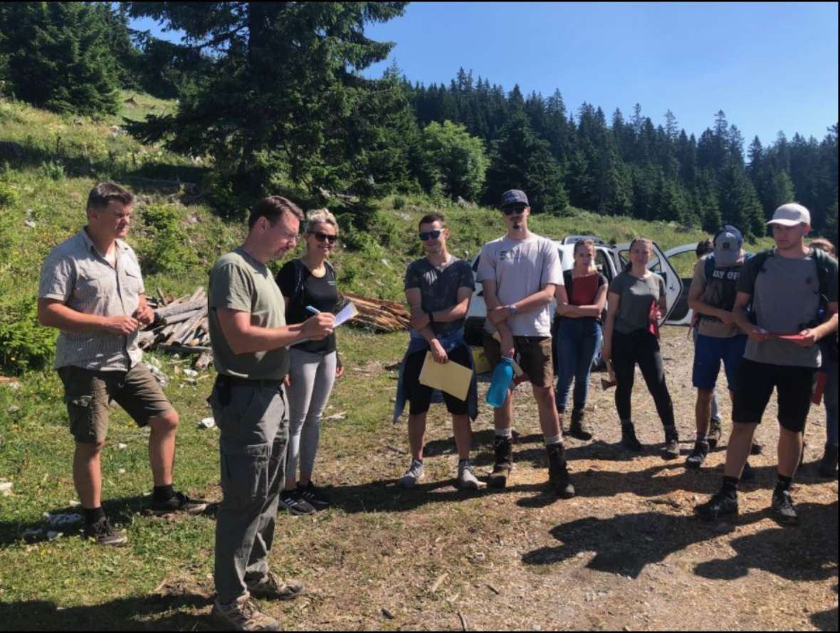 Referenten mit Gruppe im Gespräch