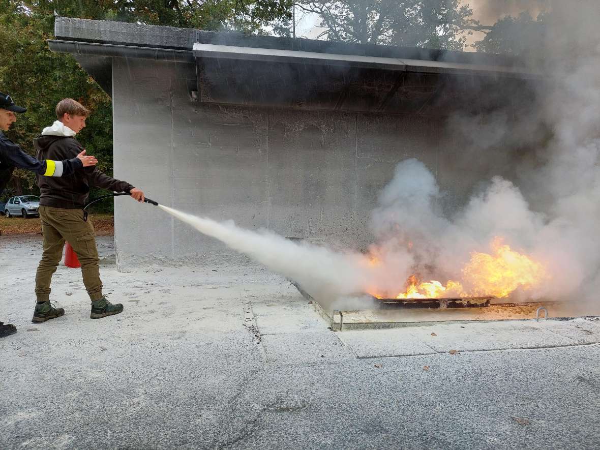 Ein mächtiger Strahl aus dem Löschschlauch hilft gegen diesen Brand