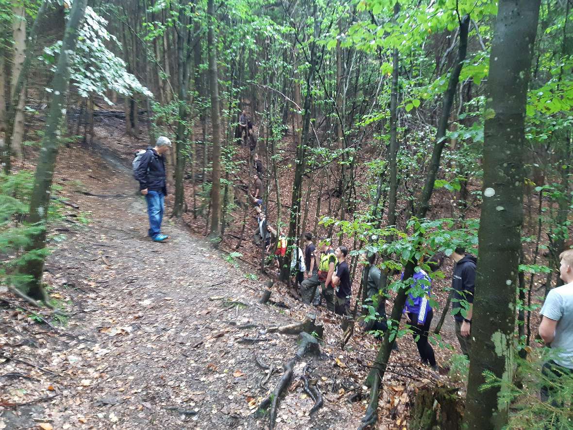 Schüler gehen blind durch einen Hohlweg