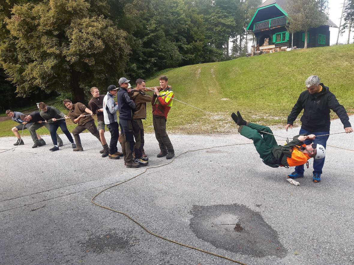 Kletterübung mit Augenbinde, Schüler straffen Seil