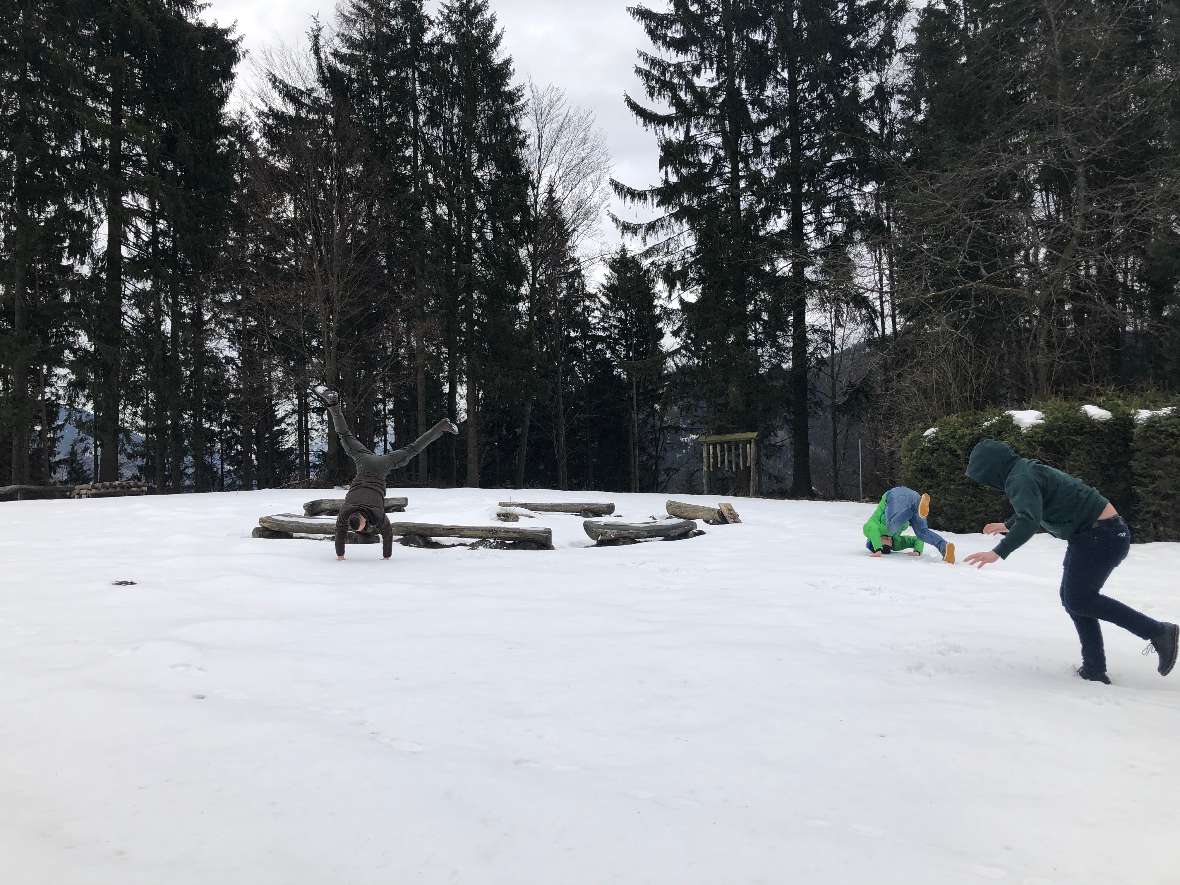 Sportliche Einlage eines Schülers im Schnee