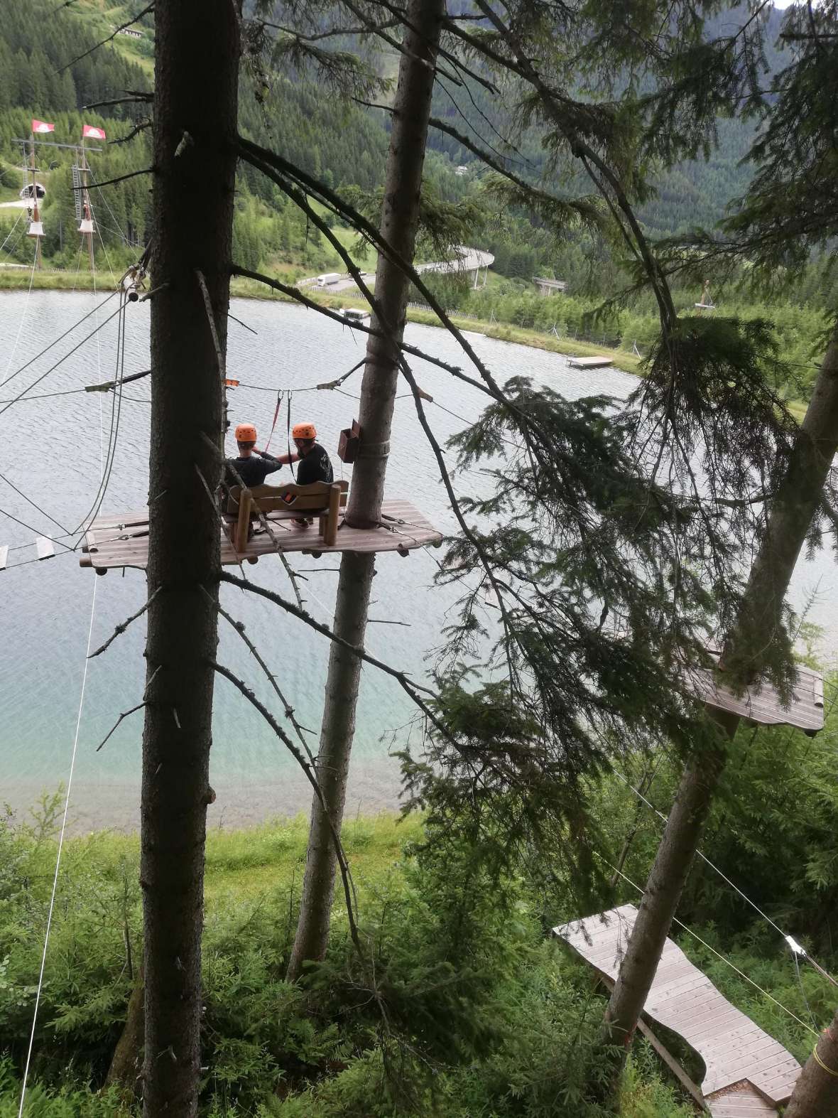 Der Ausblick zwischen Bäumen auf See ist herrlich