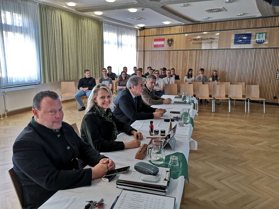 Schülergruppe in Tracht