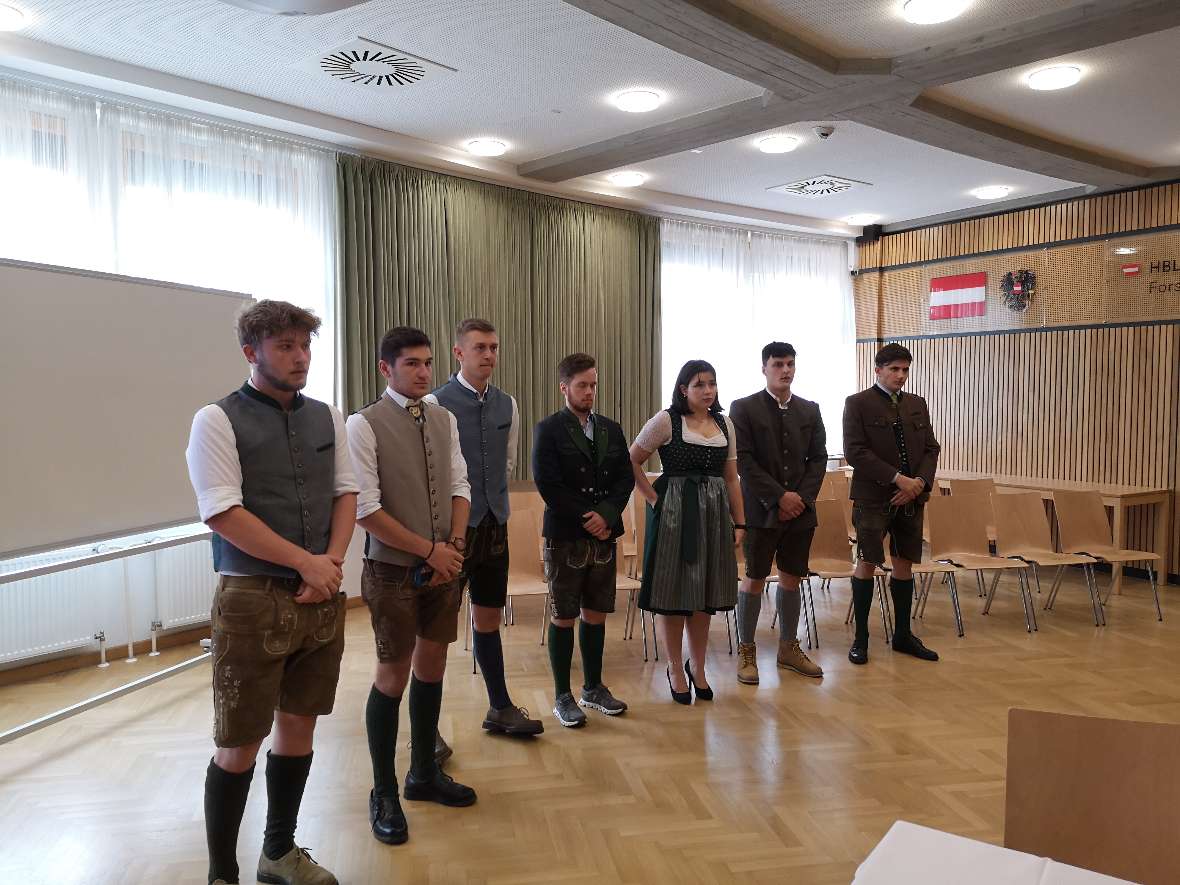 Schülergruppe in Tracht