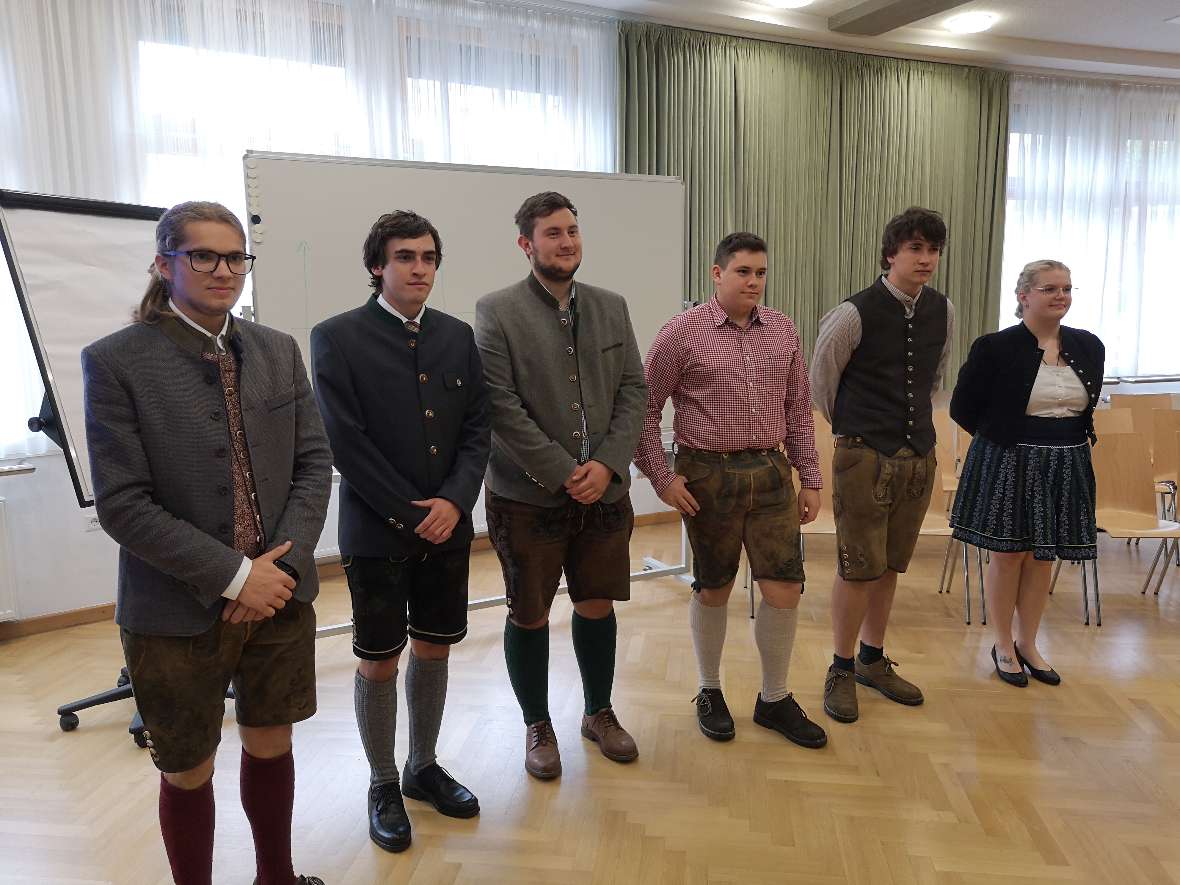 Schülergruppe in Tracht