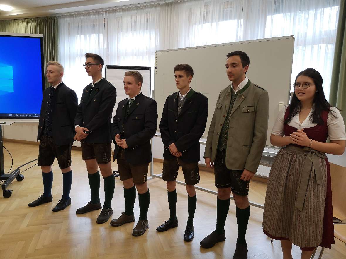 Schülergruppe in Tracht